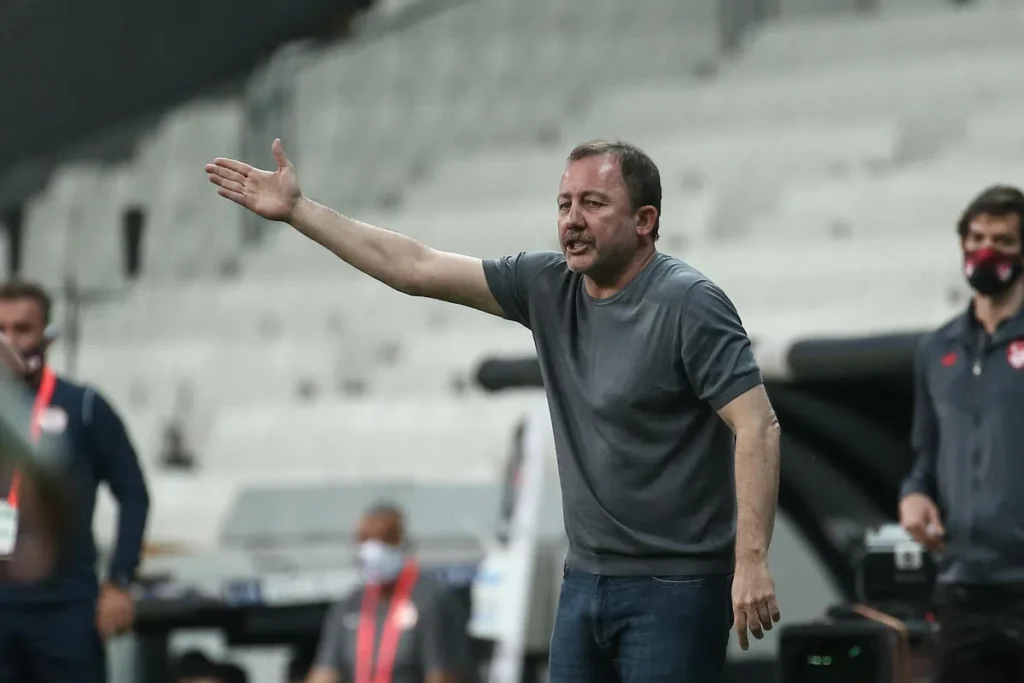 Sergen Yalçın geeft aanwijzingen langs de zijlijn tijdens een wedstrijd.