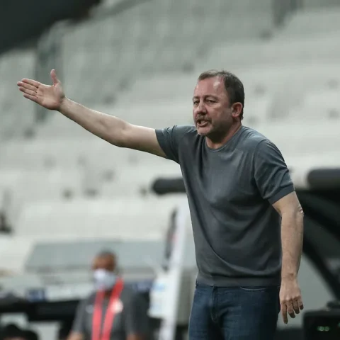 Sergen Yalçın geeft aanwijzingen langs de zijlijn tijdens een wedstrijd.