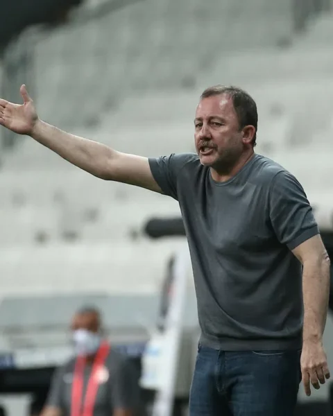 Sergen Yalçın geeft aanwijzingen langs de zijlijn tijdens een wedstrijd.