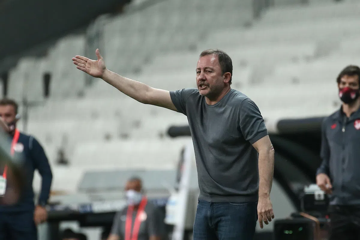 Sergen Yalçın geeft aanwijzingen langs de zijlijn tijdens een wedstrijd.