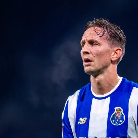 Luuk de Jong in een blauw-wit gestreept FC Porto-shirt op het veld.