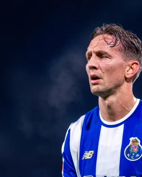 Luuk de Jong in een blauw-wit gestreept FC Porto-shirt op het veld.