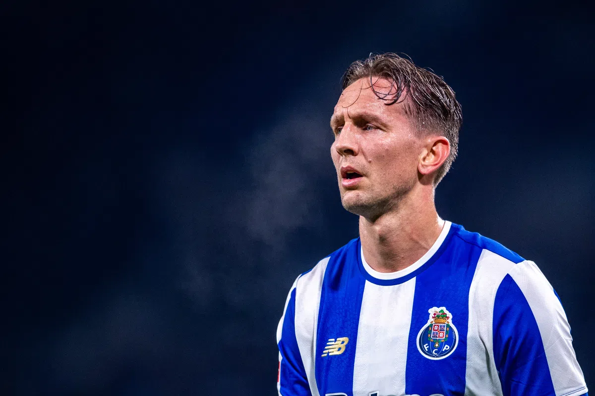 Luuk de Jong in een blauw-wit gestreept FC Porto-shirt op het veld.