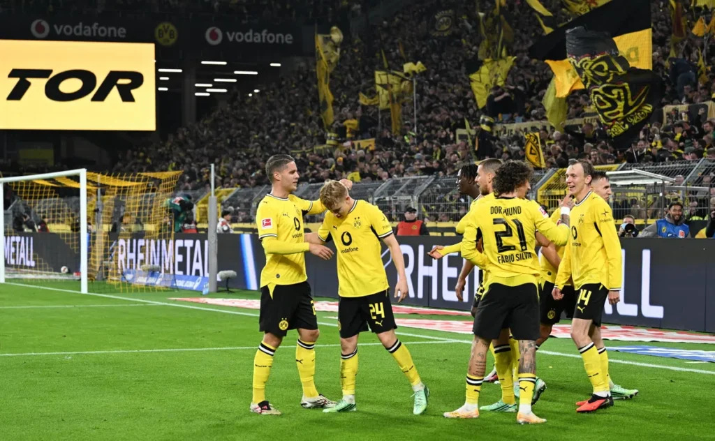Spelers van Borussia Dortmund vieren een doelpunt in het stadion.