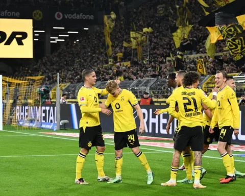 Spelers van Borussia Dortmund vieren een doelpunt in het stadion.