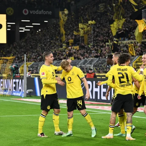 Spelers van Borussia Dortmund vieren een doelpunt in het stadion.