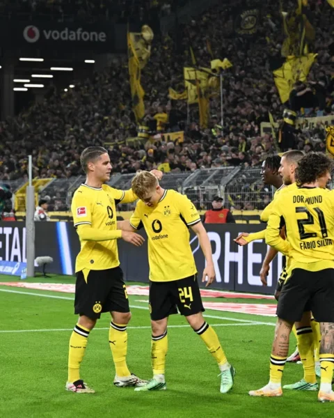 Spelers van Borussia Dortmund vieren een doelpunt in het stadion.