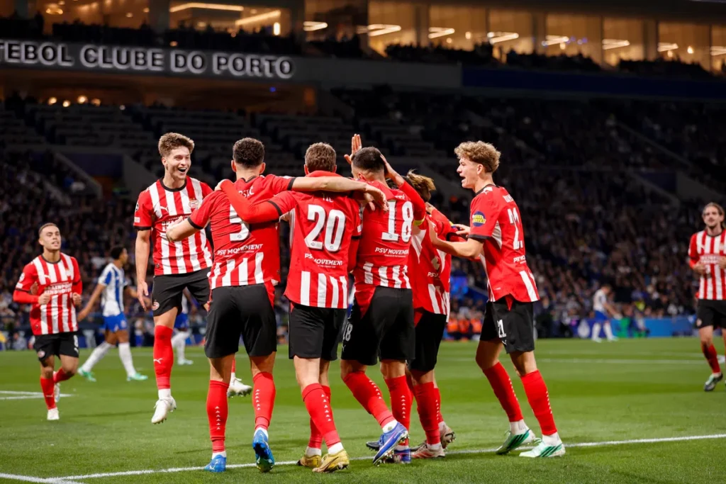 PSV-spelers vieren een doelpunt in het stadion van FC Porto.
