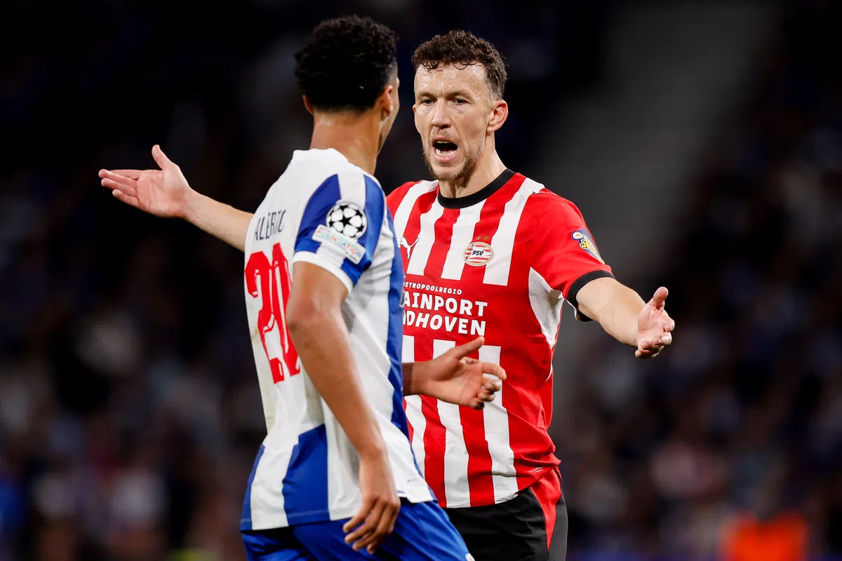 PSV- en FC Porto-spelers in duel tijdens de wedstrijd.