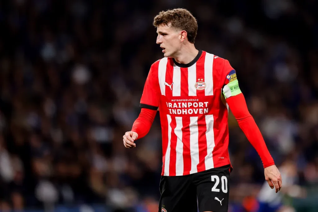 Guus Til in PSV-shirt tijdens een wedstrijd.