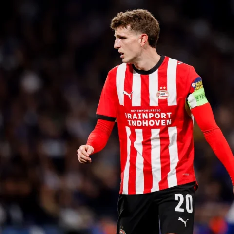 Guus Til in PSV-shirt tijdens een wedstrijd.