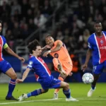 PSG-spelers en een Barcelona-speler in actie tijdens een Champions League-wedstrijd.