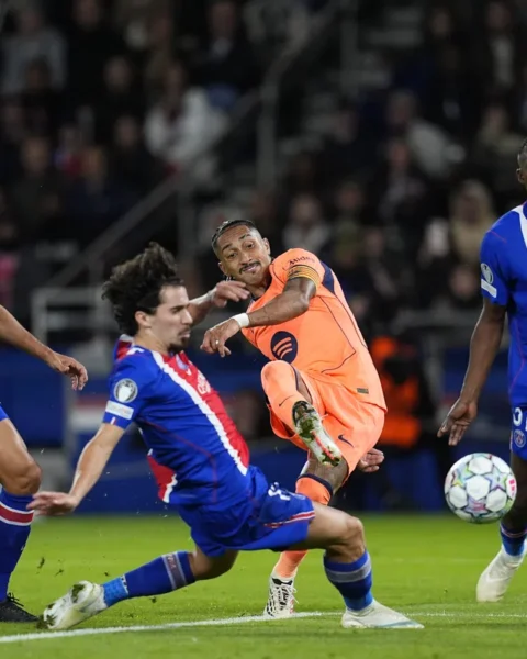 PSG-spelers en een Barcelona-speler in actie tijdens een Champions League-wedstrijd.