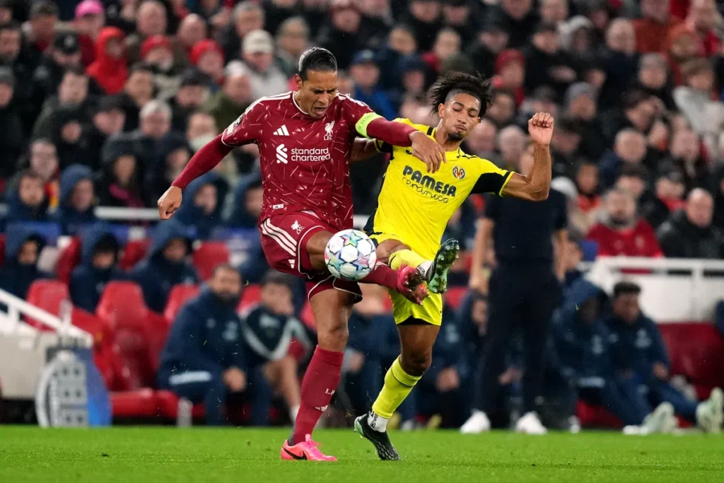 Virgil van Dijk in duel met een Villarreal-speler tijdens een voetbalwedstrijd.