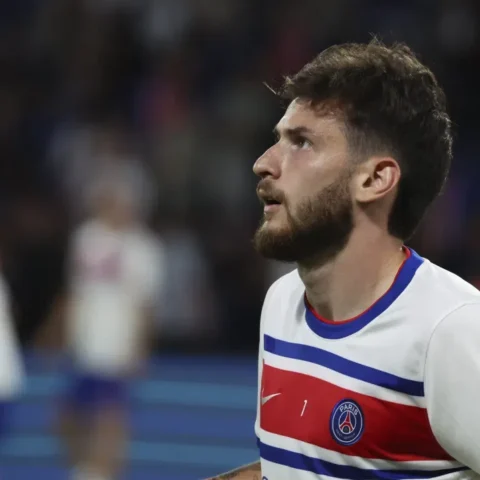 Khvicha Kvaratskhelia in een Paris Saint-Germain-shirt tijdens een wedstrijd.