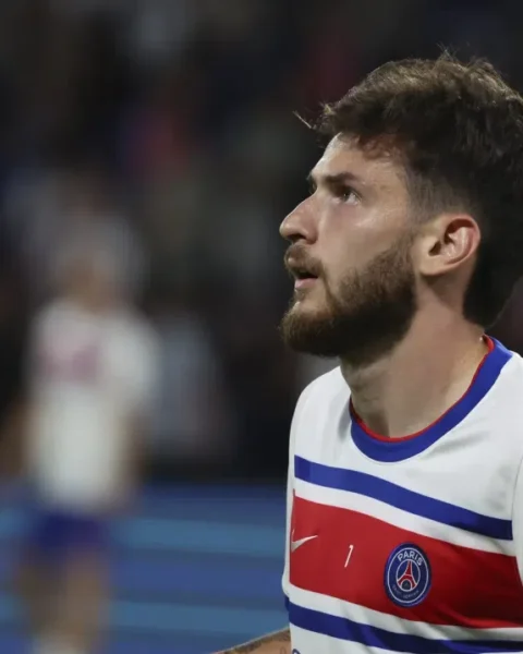 Khvicha Kvaratskhelia in een Paris Saint-Germain-shirt tijdens een wedstrijd.