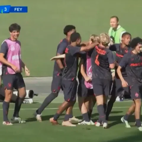 Feyenoord Onder 19-spelers juichen samen op het veld tijdens de wedstrijd tegen Real Betis.