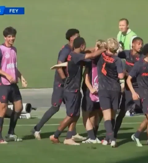 Feyenoord Onder 19-spelers juichen samen op het veld tijdens de wedstrijd tegen Real Betis.