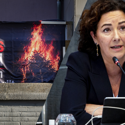 Femke Halsema spreekt bij een vergadering, naast een afbeelding van een brandende protestbanner.