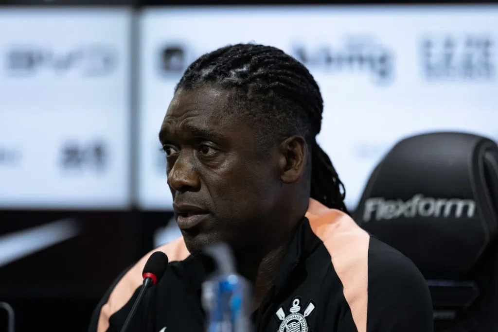 Clarence Seedorf spreekt tijdens een persmoment in een Corinthians-shirt.