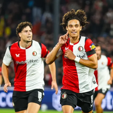 Gjivai Zechiël juicht in het Feyenoord-shirt tijdens een wedstrijd.