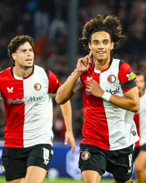 Gjivai Zechiël juicht in het Feyenoord-shirt tijdens een wedstrijd.