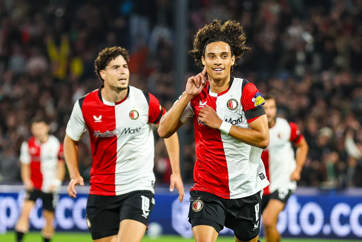 Gjivai Zechiël juicht in het Feyenoord-shirt tijdens een wedstrijd.