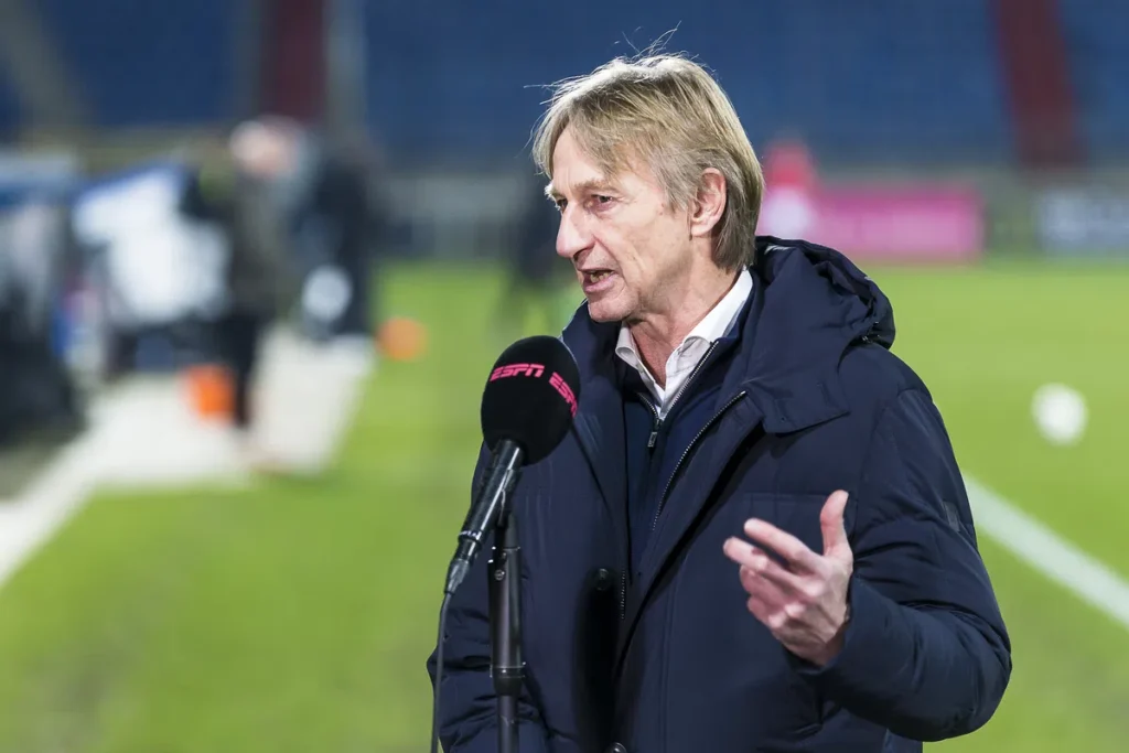 Adrie Koster spreekt met een ESPN-microfoon op het veld.