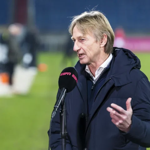 Adrie Koster spreekt met een ESPN-microfoon op het veld.