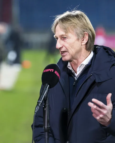 Adrie Koster spreekt met een ESPN-microfoon op het veld.