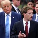 Mark Zuckerberg spreekt terwijl Donald Trump op de achtergrond staat, omringd door andere personen.