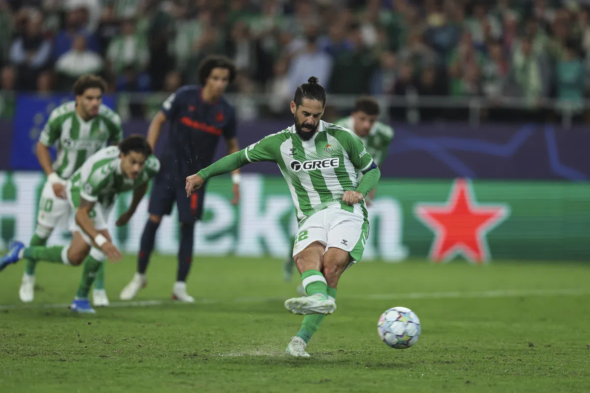 Speler van Real Betis trapt de bal tijdens een Champions League-wedstrijd.